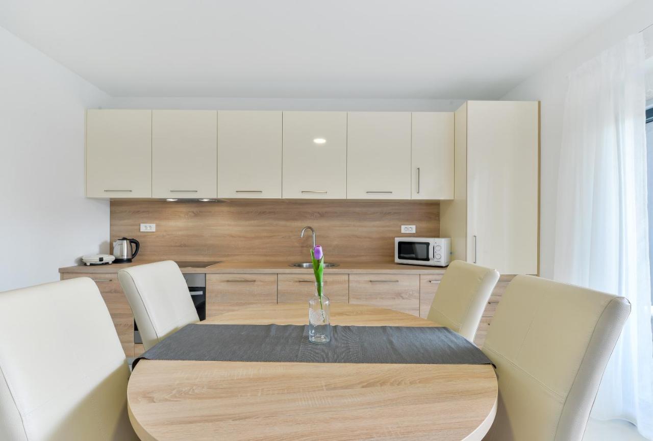 Mirakul Apartment Vir